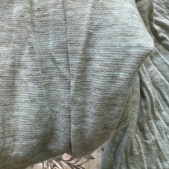 Lululemon Sz 4 long sleeve w open back detail - Picture 4 of 4